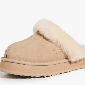UGG Disquette – Pantuflas Plataforma en Suede Color Arena con Forro de Shearling